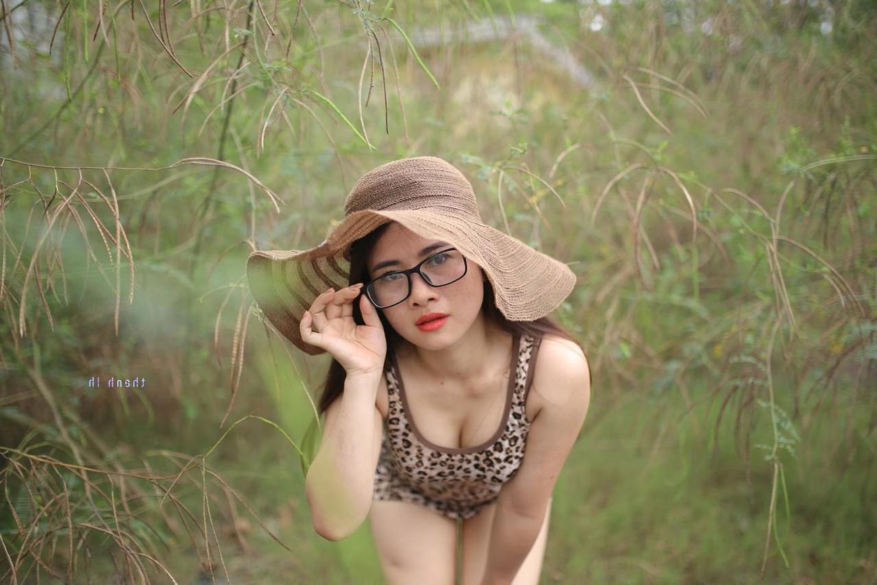20P Das nerdige asiatische Model Elena entblößt ihr sexy Dekolleté in wunderschöner Natur