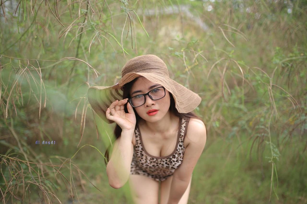 20P Das nerdige asiatische Model Elena entblößt ihr sexy Dekolleté in wunderschöner Natur