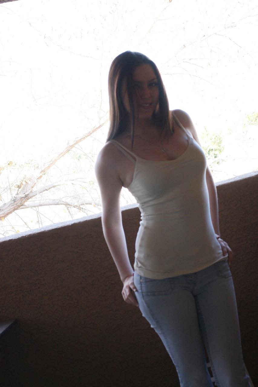 20P La joven amateur megan loxx muestra su fantástico culo y sus naturales en la terraza