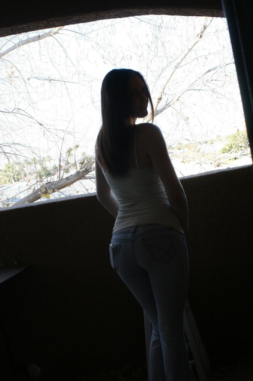 20P La joven amateur megan loxx muestra su fantástico culo y sus naturales en la terraza