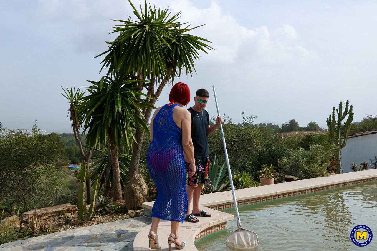 20P A vovó alta e ruiva Linda se ferra em estilo cachorrinho por um jovem à beira da piscina