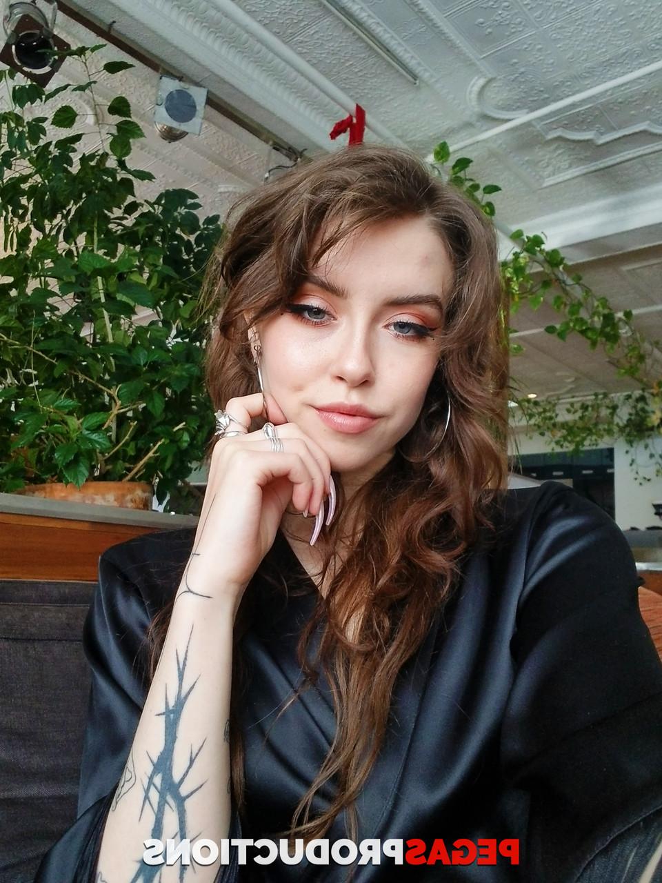 20P Der sexy tätowierten Teenagerin Eden Ivy wird ihr Arschloch im Doggystyle demoliert