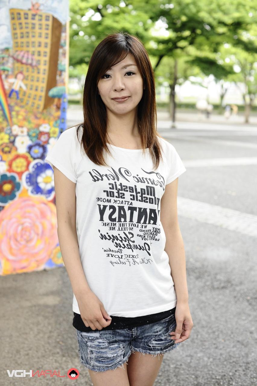 15P Das japanische Solo-Mädchen Tomomi Matsuda posiert im Freien in einem T-Shirt und Jeansshorts