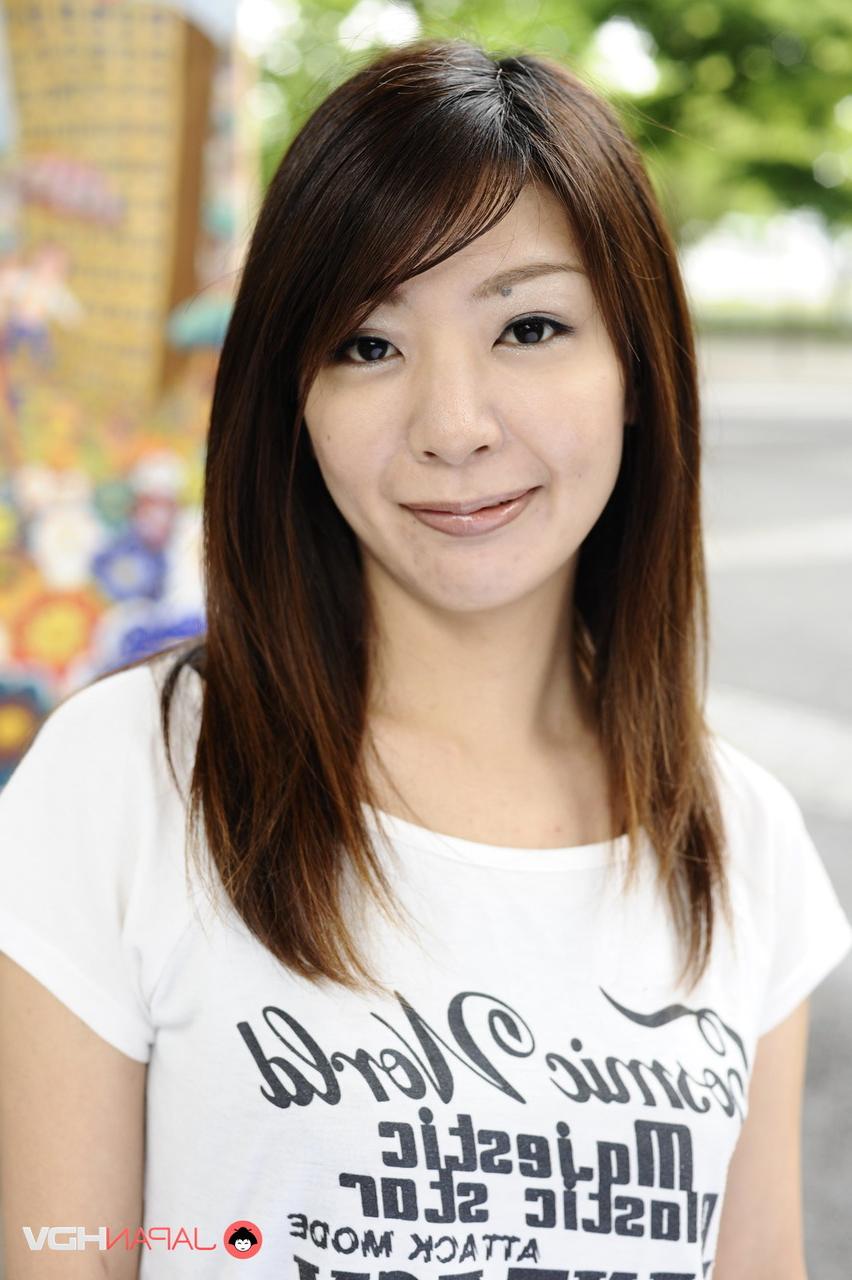 15P Das japanische Solo-Mädchen Tomomi Matsuda posiert im Freien in einem T-Shirt und Jeansshorts