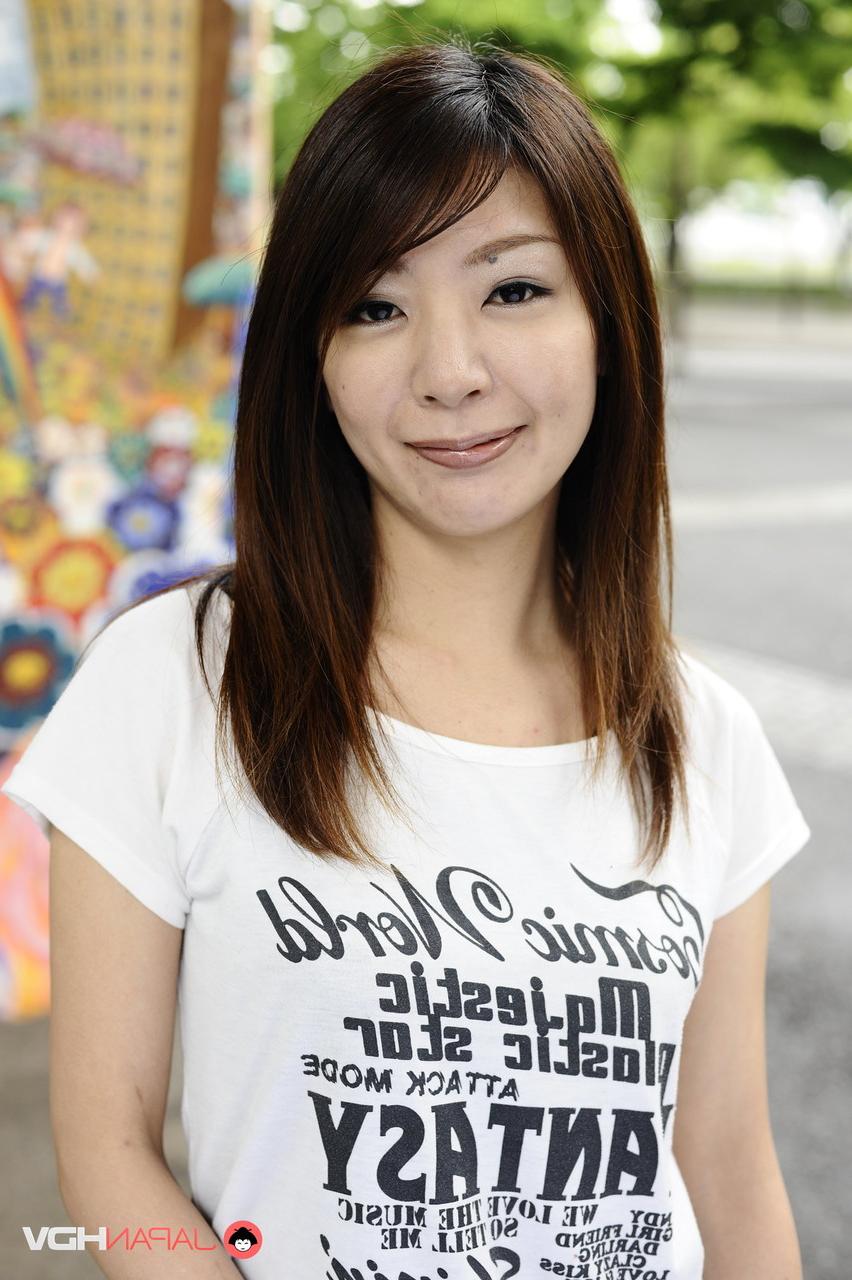 15P Das japanische Solo-Mädchen Tomomi Matsuda posiert im Freien in einem T-Shirt und Jeansshorts