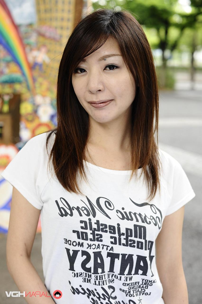 15P Das japanische Solo-Mädchen Tomomi Matsuda posiert im Freien in einem T-Shirt und Jeansshorts