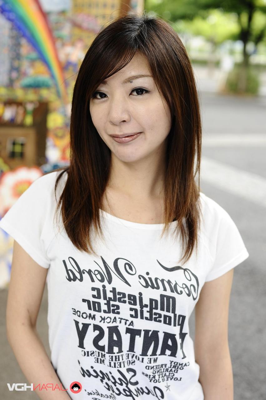15P Das japanische Solo-Mädchen Tomomi Matsuda posiert im Freien in einem T-Shirt und Jeansshorts