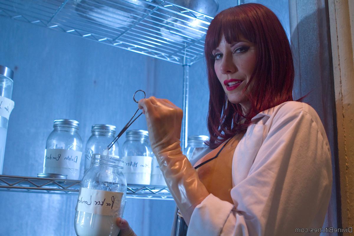 20P Domme Maitresse Madeline Marlowe atormenta a un esclavo atado en un experimento BDSM