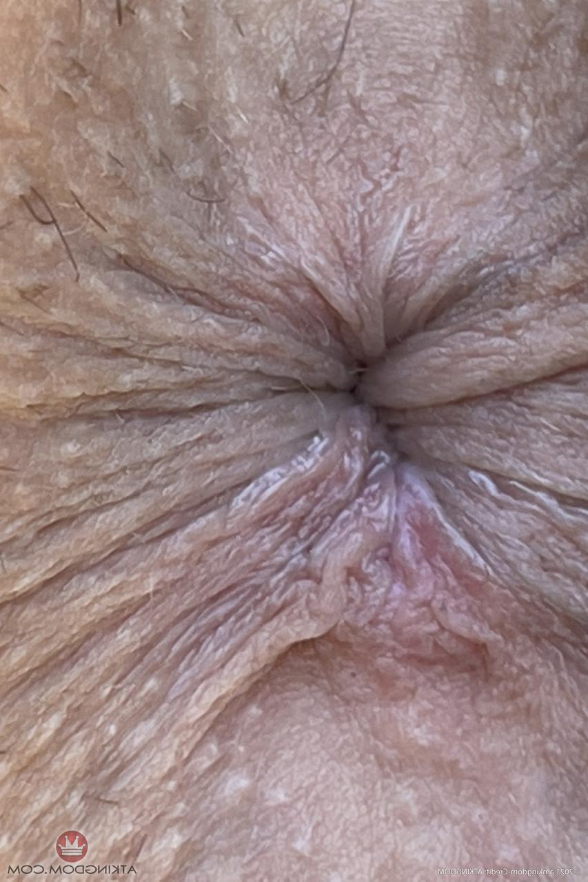 20P A gata safada Lily Adams mostra sua buceta inchada e seu buraco de amor anal apertado