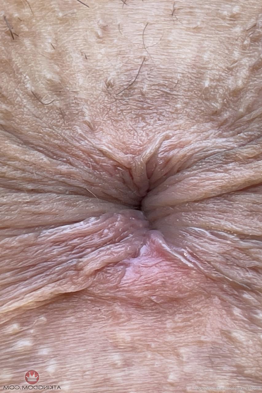 20P A gata safada Lily Adams mostra sua buceta inchada e seu buraco de amor anal apertado