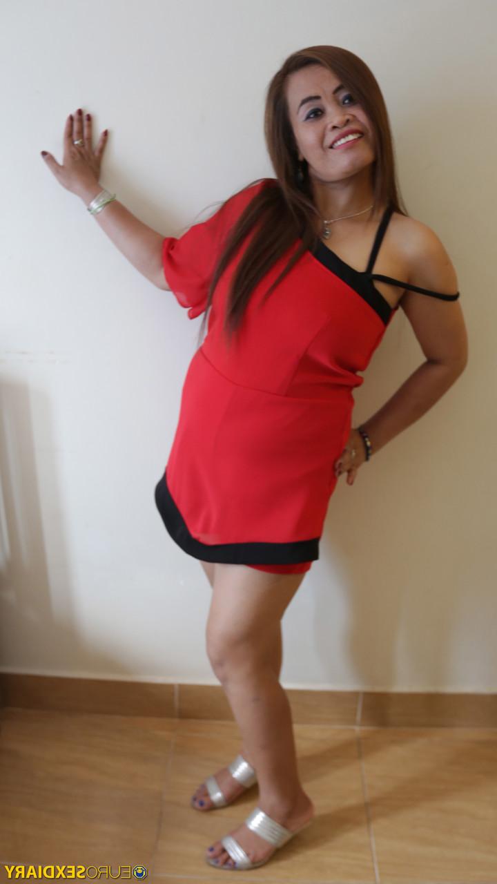 20P MILF tailandesa amateur traviesa disfruta del sexo duro en POV y recibe una corrida