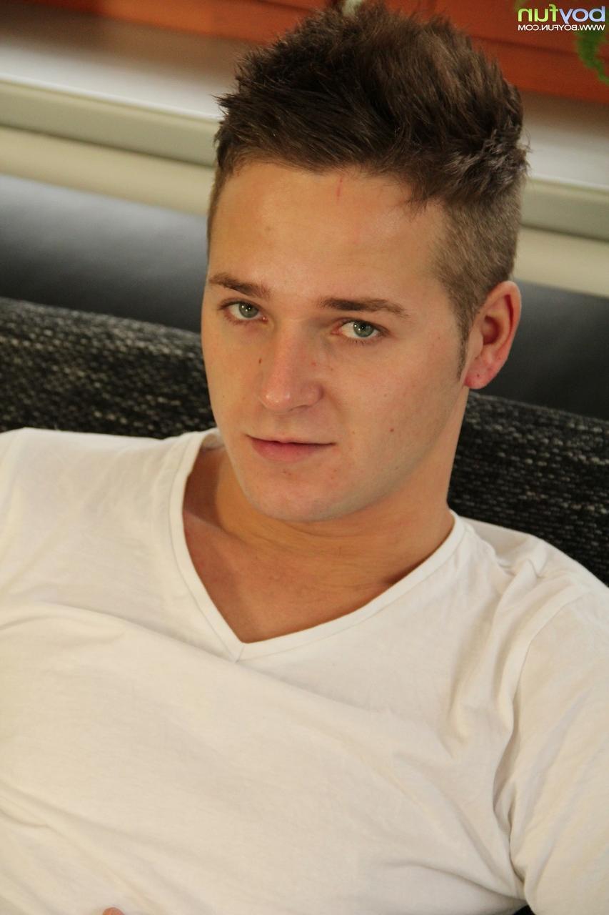 20P Garçon amusant Gavin Reed