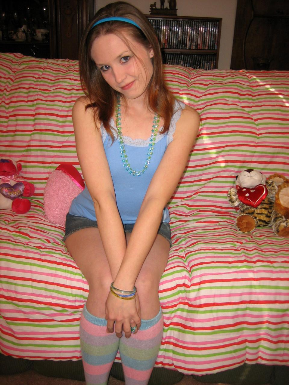 20P A adolescente de cabelos escuros Kitty mostra seus peitos minúsculos e massageia sua buceta