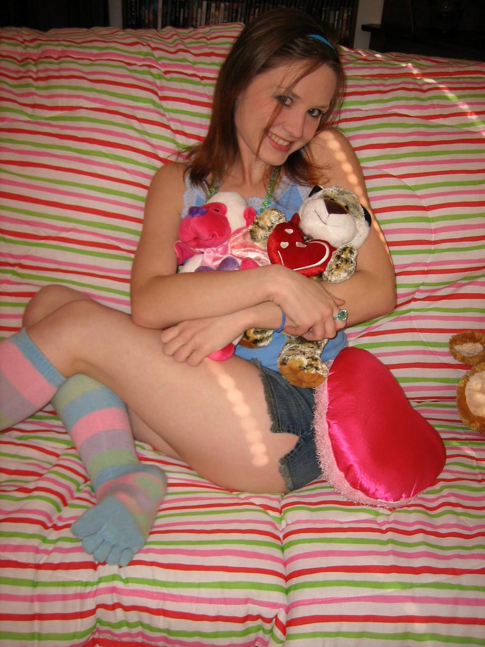 20P A adolescente de cabelos escuros Kitty mostra seus peitos minúsculos e massageia sua buceta