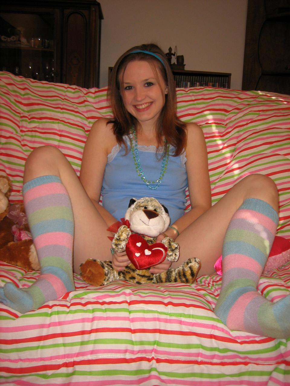 20P A adolescente de cabelos escuros Kitty mostra seus peitos minúsculos e massageia sua buceta