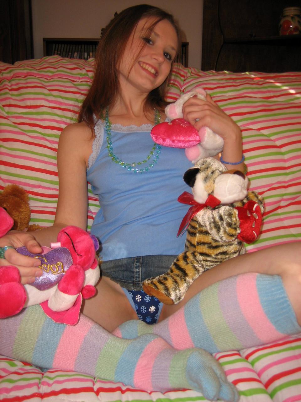 20P A adolescente de cabelos escuros Kitty mostra seus peitos minúsculos e massageia sua buceta