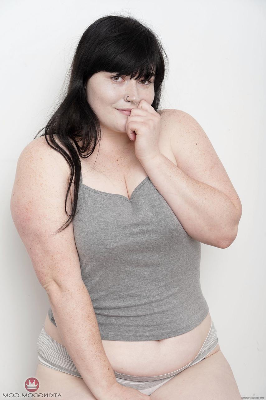 20P A gata curvilínea de cabelos pretos Cece Lachey expõe sua bunda gorda e peitos grandes