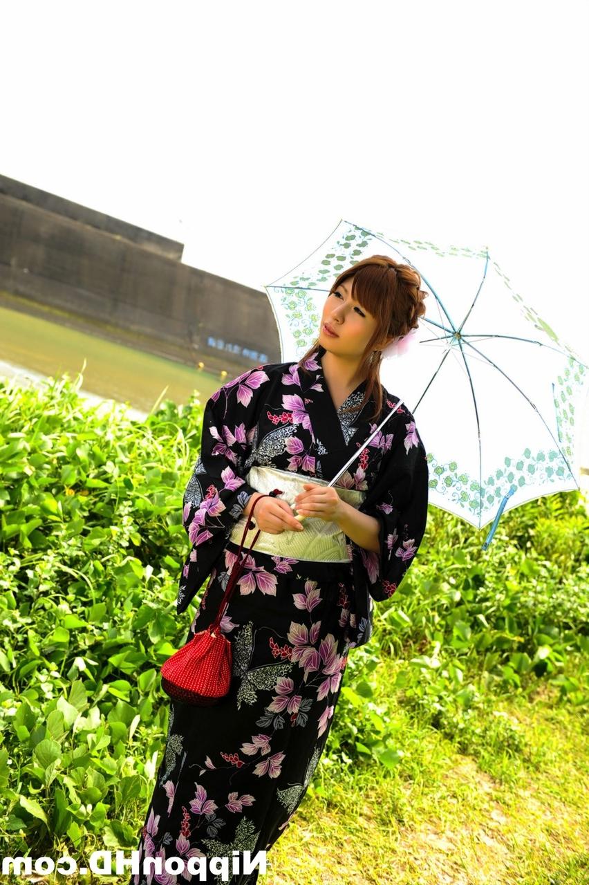 12P 着物を着て日傘を差して散歩する日本人の赤毛