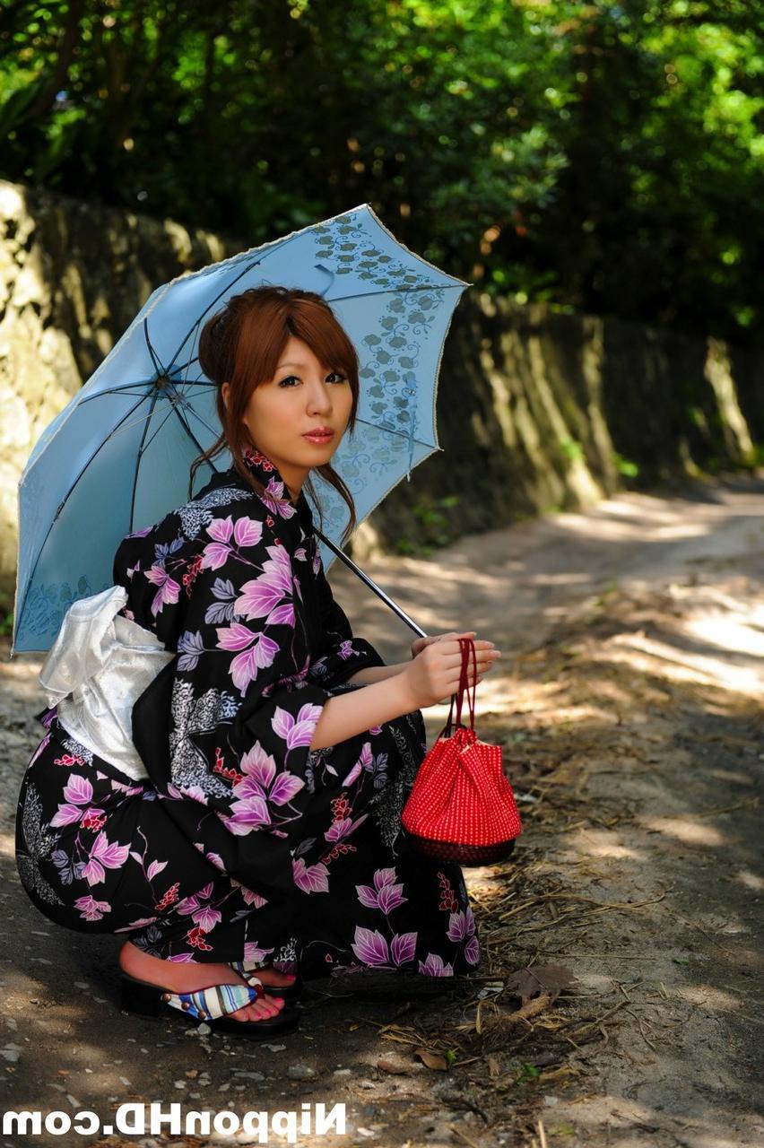 12P 着物を着て日傘を差して散歩する日本人の赤毛