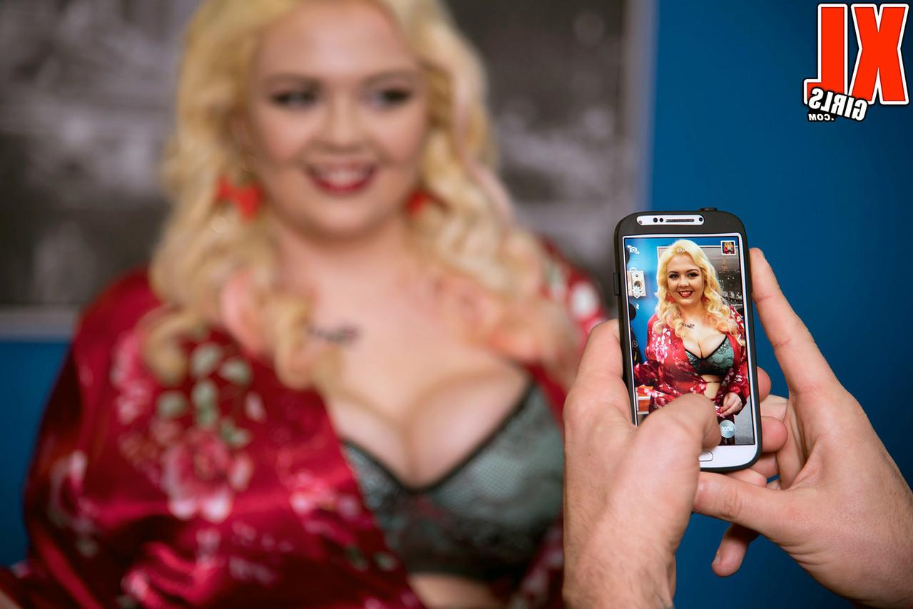 16P La rubia con sobrepeso Suzumi Wilder termina de rodillas mientras tiene sexo
