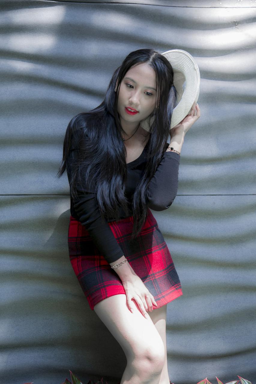 20P Gata asiática gostosa com batom vermelho posando com sua roupa sexy em público