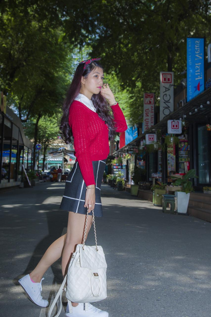 20P Gata asiática gostosa com batom vermelho posando com sua roupa sexy em público