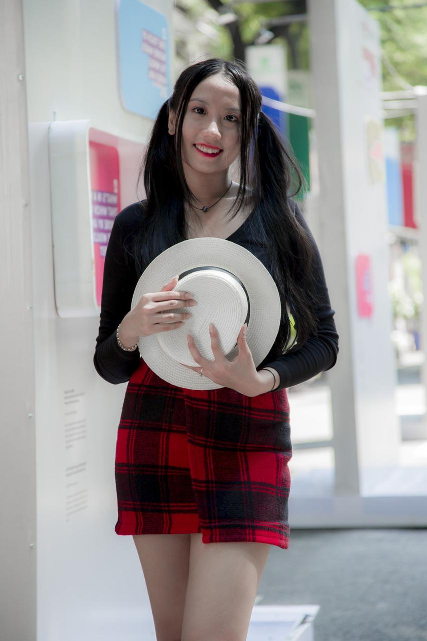 20P Gata asiática gostosa com batom vermelho posando com sua roupa sexy em público