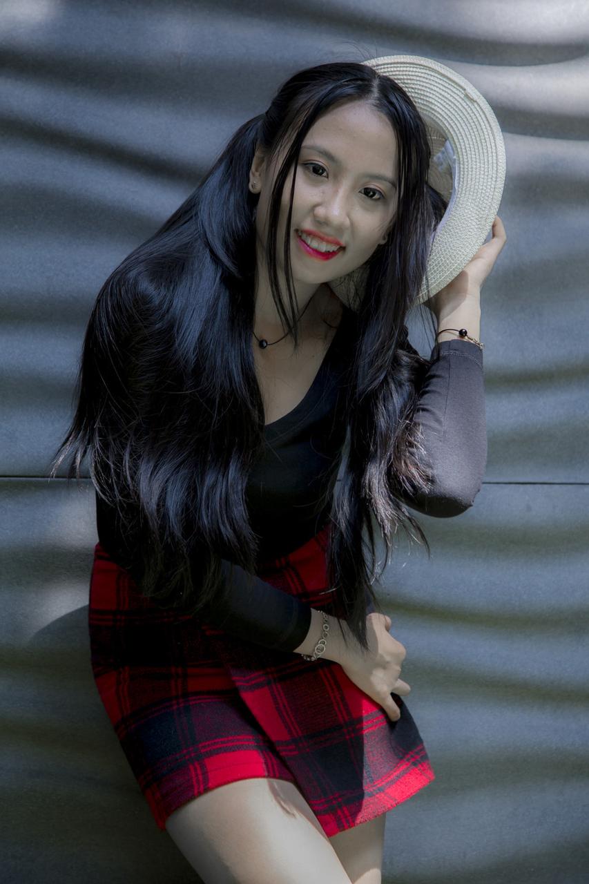 20P Gata asiática gostosa com batom vermelho posando com sua roupa sexy em público