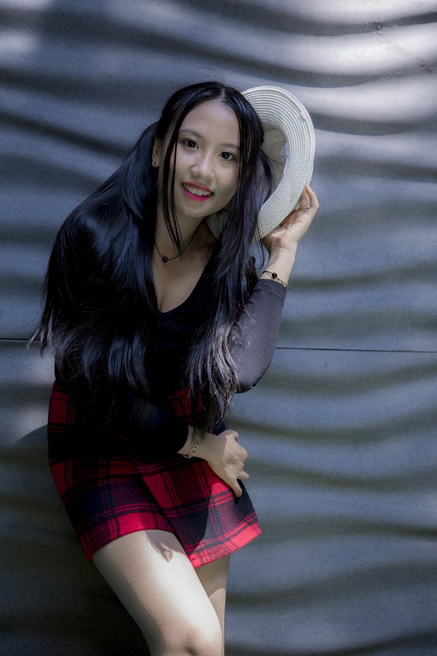 20P Gata asiática gostosa com batom vermelho posando com sua roupa sexy em público