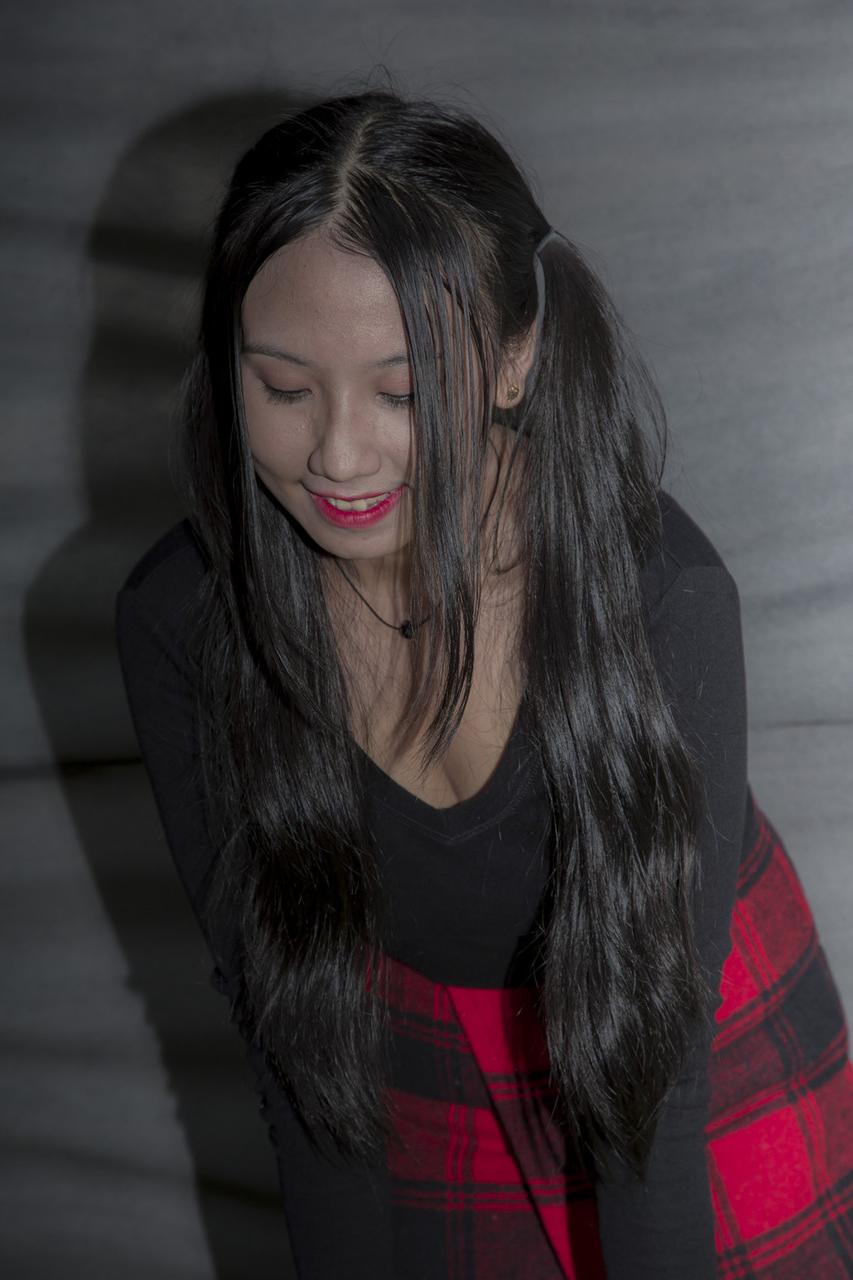 20P Gata asiática gostosa com batom vermelho posando com sua roupa sexy em público