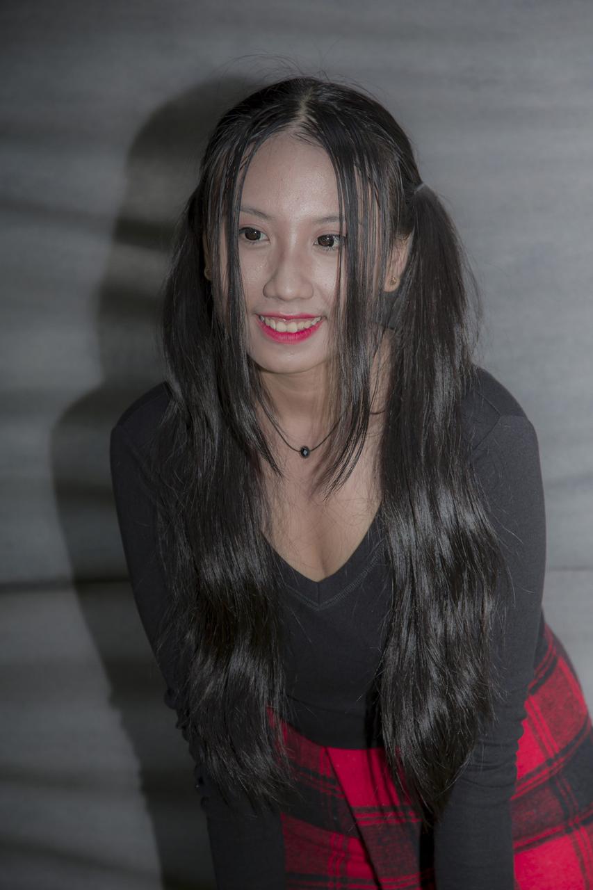 20P Gata asiática gostosa com batom vermelho posando com sua roupa sexy em público