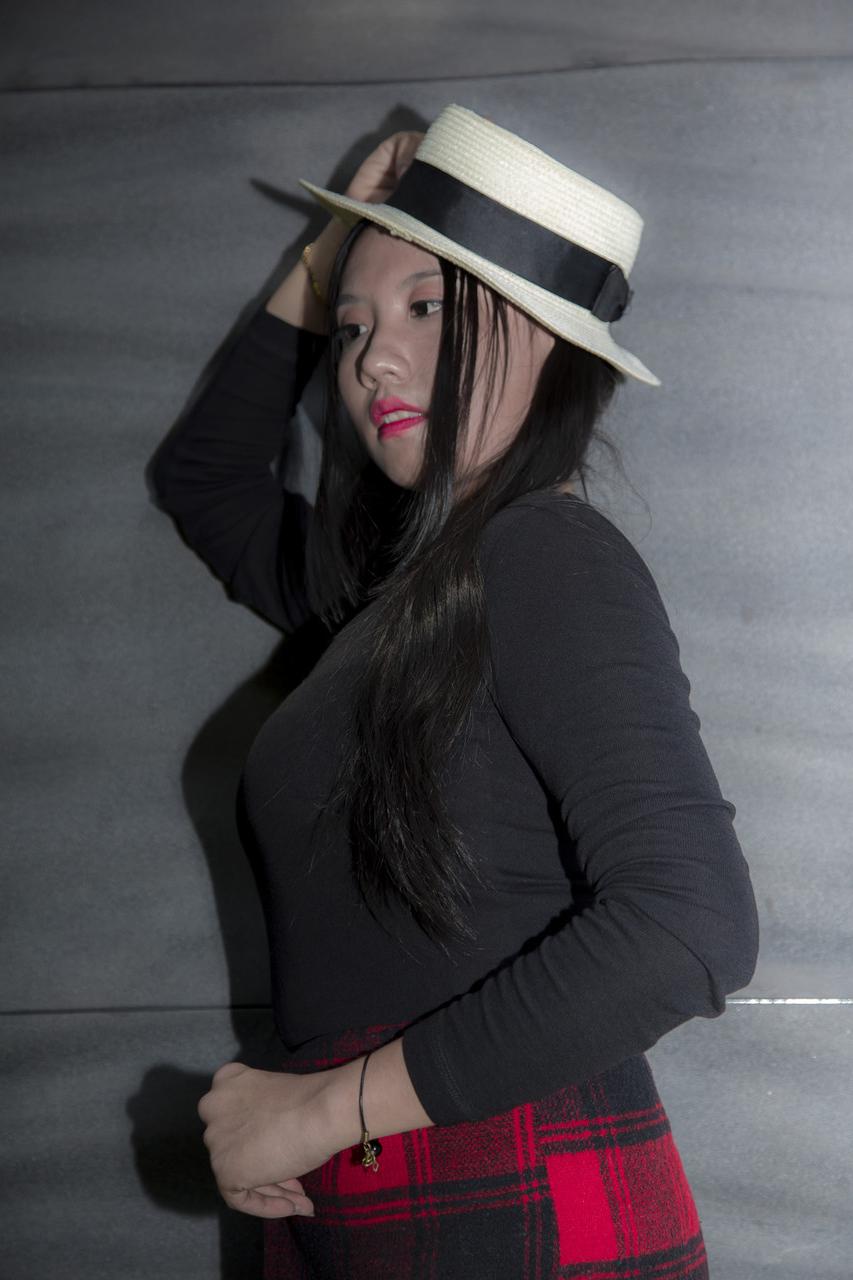 20P Gata asiática gostosa com batom vermelho posando com sua roupa sexy em público