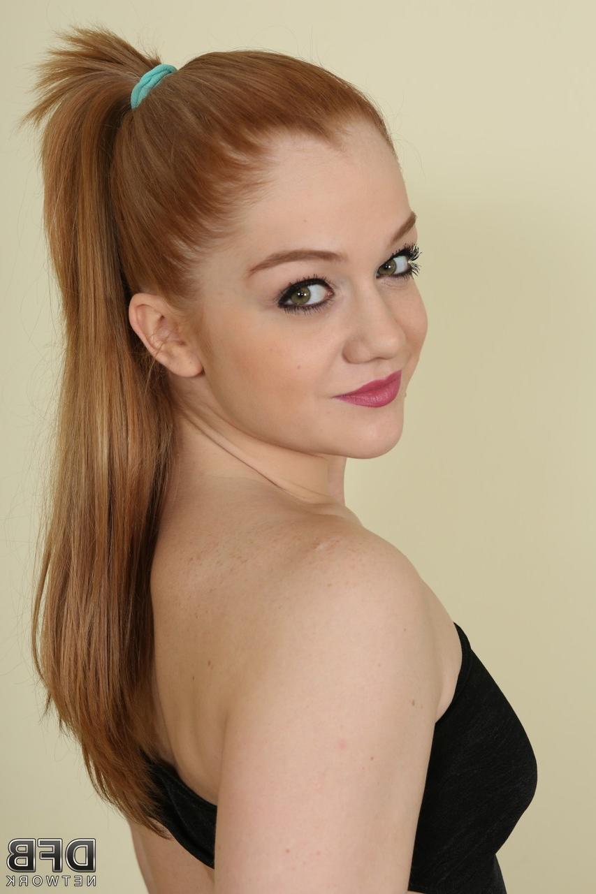 19P La petite rousse Alex Ginger se fait enculer par une BBC dans un style cowgirl inversée.