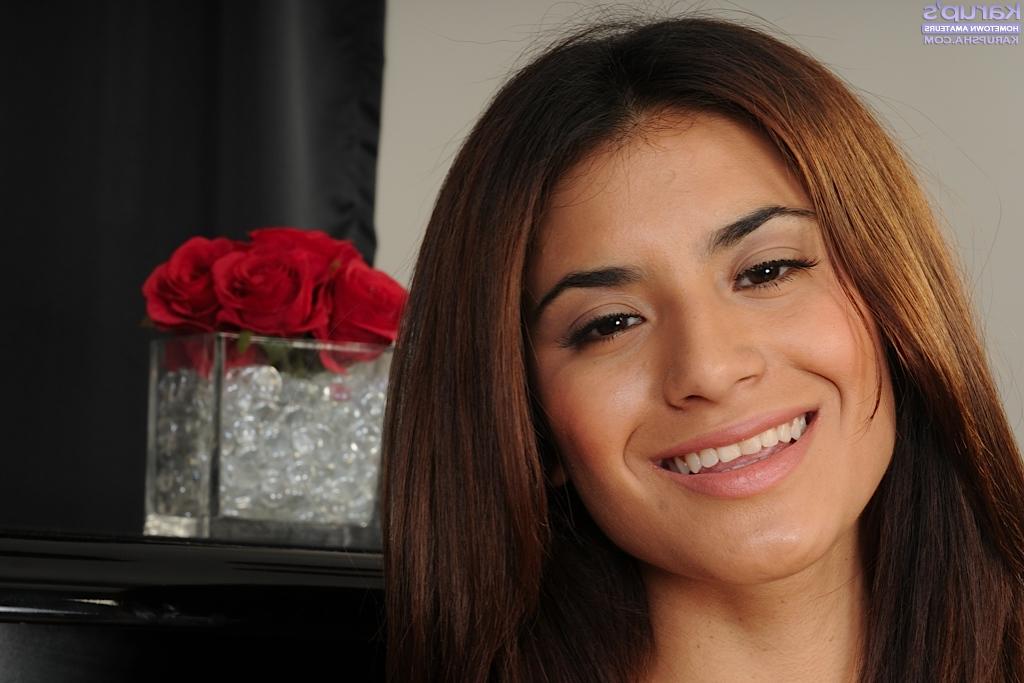 16P Die Amateur-Latina Ava Mendes zieht das rosa Höschen herunter, um den schönen Teenie-Arsch freizulegen