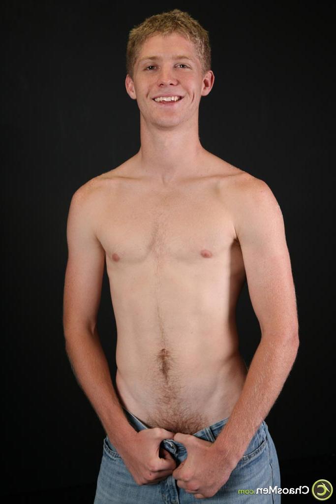 20P Der blonde Schnuckel Brennan stellt seinen sexy Körper zur Schau, während er seinen steinharten Schwanz reibt