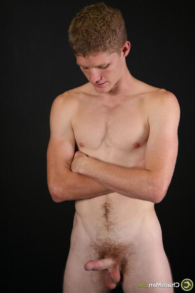 20P Der blonde Schnuckel Brennan stellt seinen sexy Körper zur Schau, während er seinen steinharten Schwanz reibt