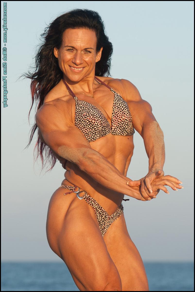 15P A fisiculturista morena Caroline Gaume exibe seu físico musculoso na praia