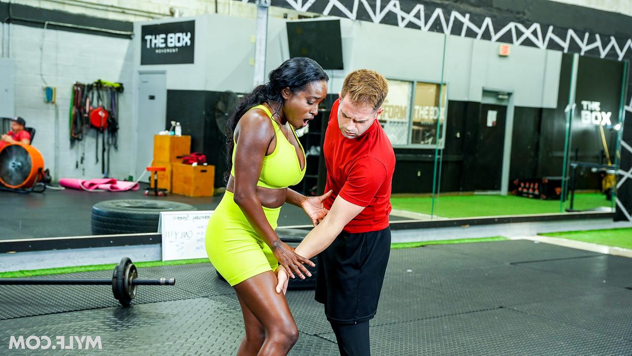 20P La negra Naomi Foxxx disfruta del sexo duro con un blanco en el gimnasio
