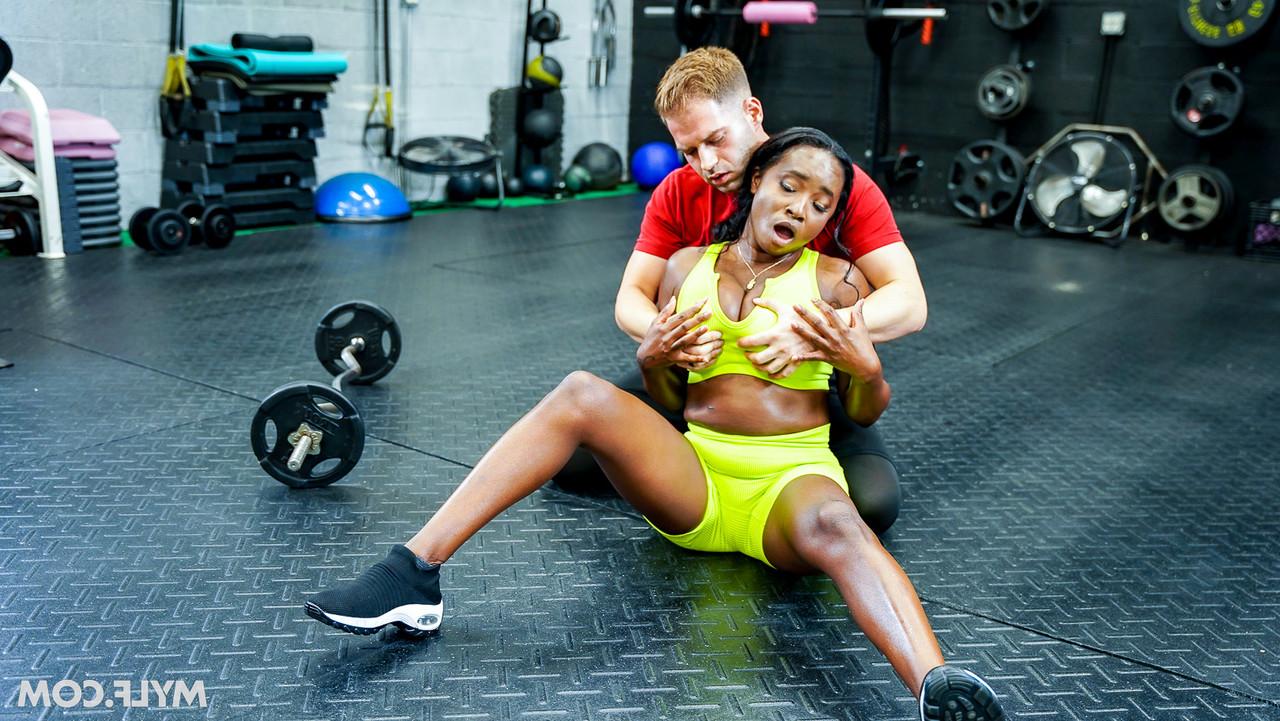 20P La negra Naomi Foxxx disfruta del sexo duro con un blanco en el gimnasio