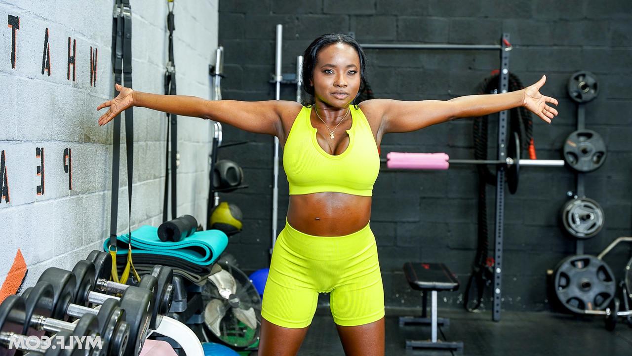 20P La negra Naomi Foxxx disfruta del sexo duro con un blanco en el gimnasio