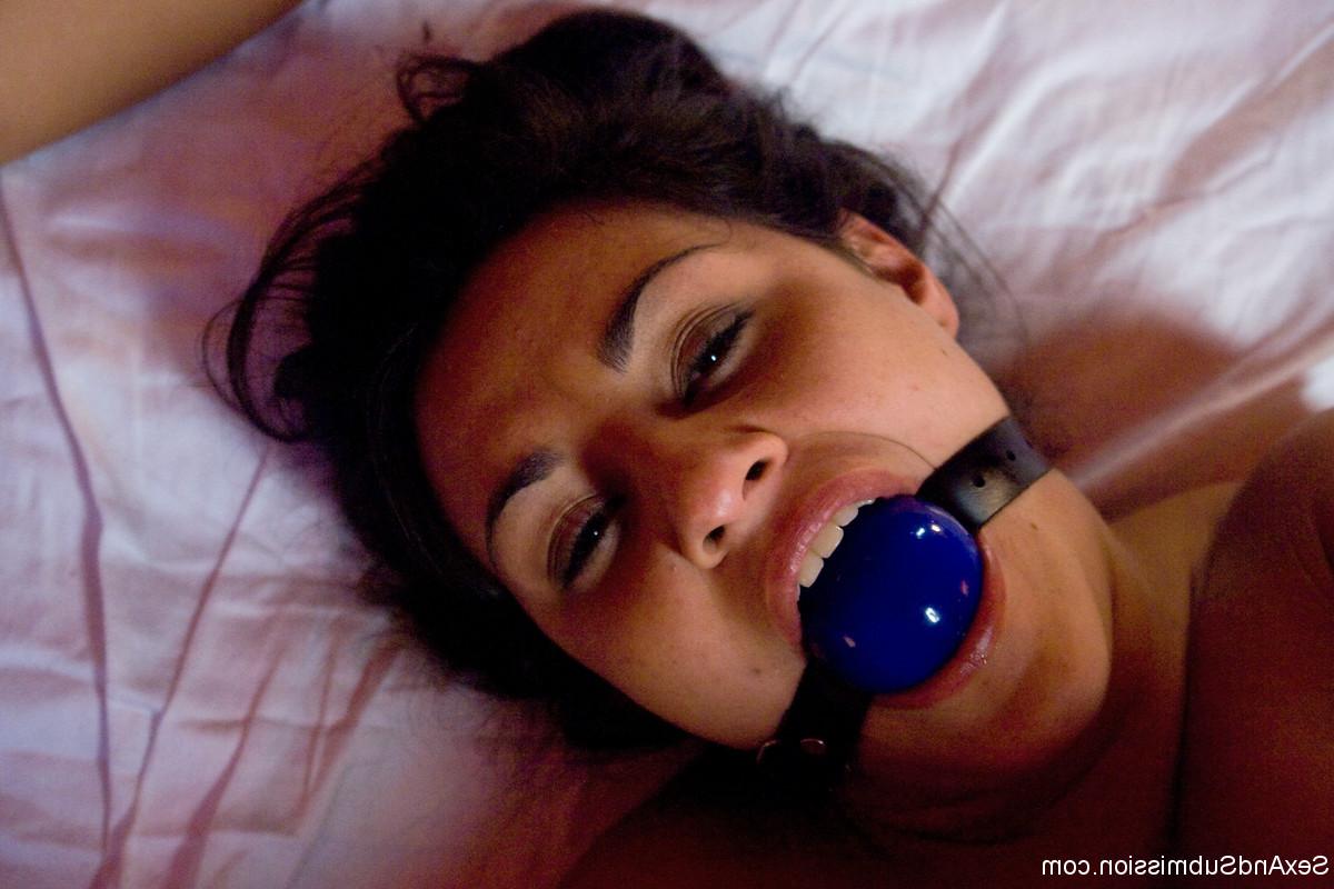 20P Les salopes soumises Miss Jade Indica et Charley Chase se font désosser dans une orgie de bondage.