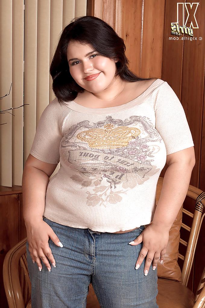 16P Die vollbusige BBW Karla Lane zieht ihre Jeans aus und zeigt ihre dicken Kurven