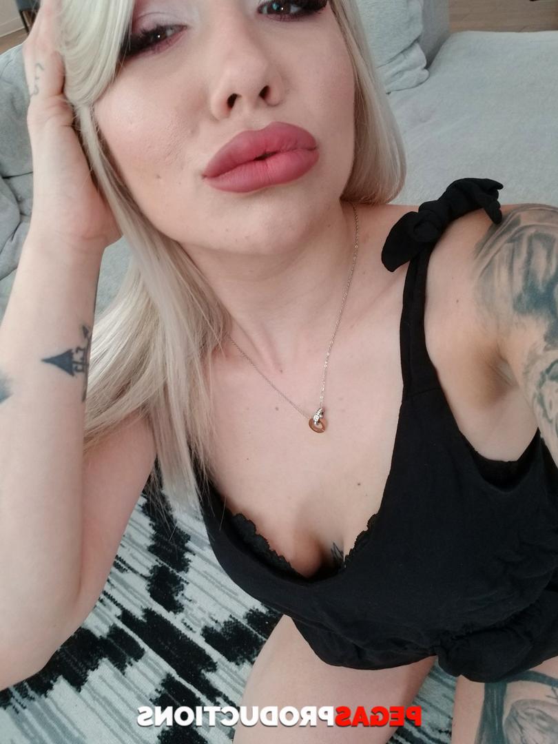 20P A safada Veronique Tinkler seduz o meio-irmão em um vestido preto sexy