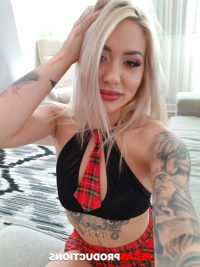 20P A safada Veronique Tinkler seduz o meio-irmão em um vestido preto sexy