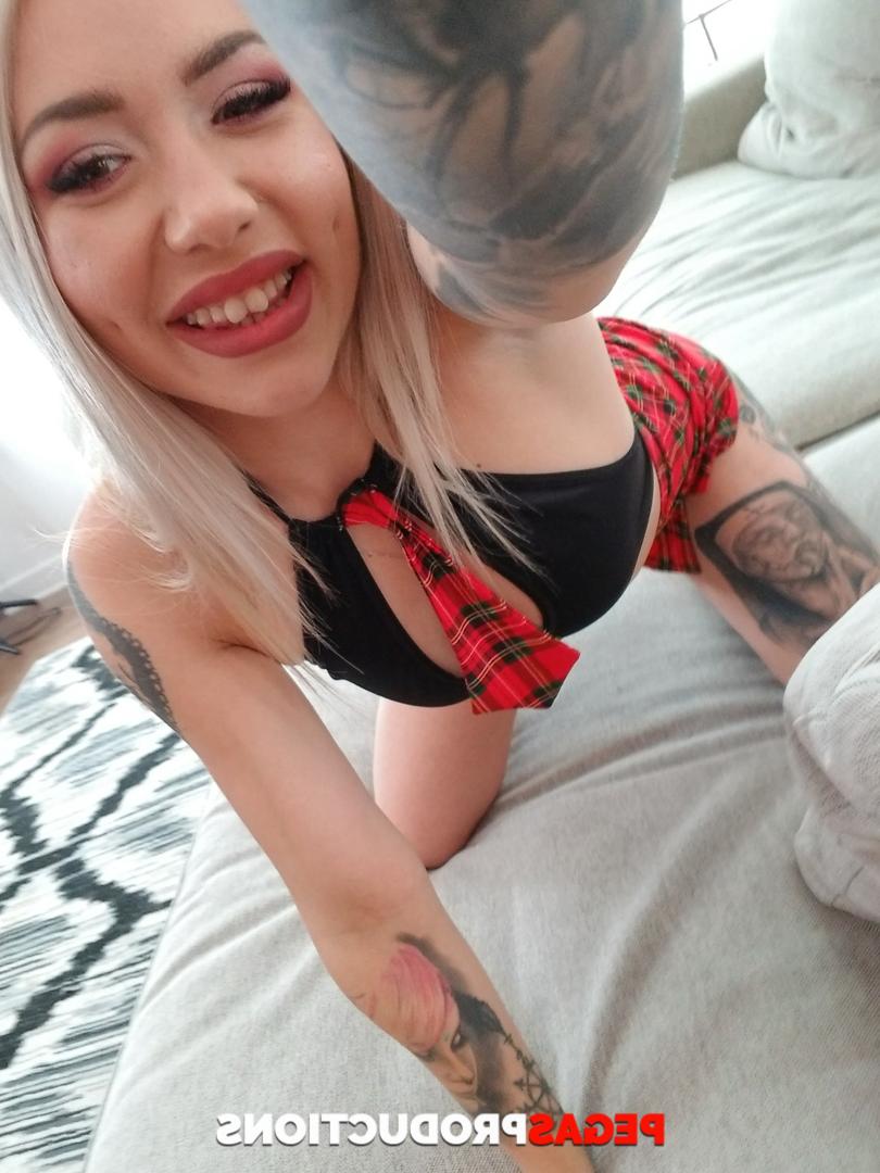 20P A safada Veronique Tinkler seduz o meio-irmão em um vestido preto sexy