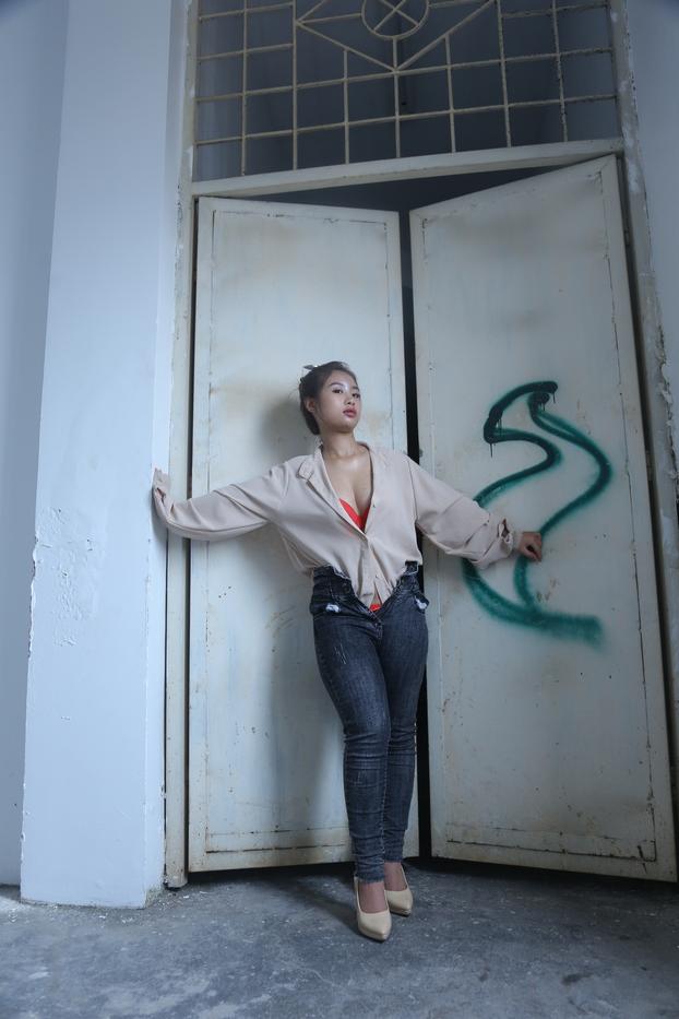 20P A bela asiática vestida Rosy brinca com seu decote em um solo