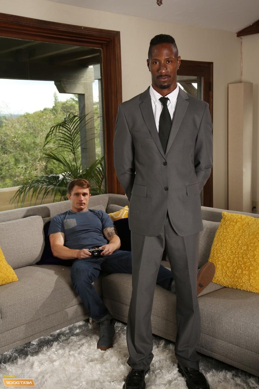 20P A loira gay Markie More fica oralmente satisfeita e fodida pelo garanhão negro Derek Maxum