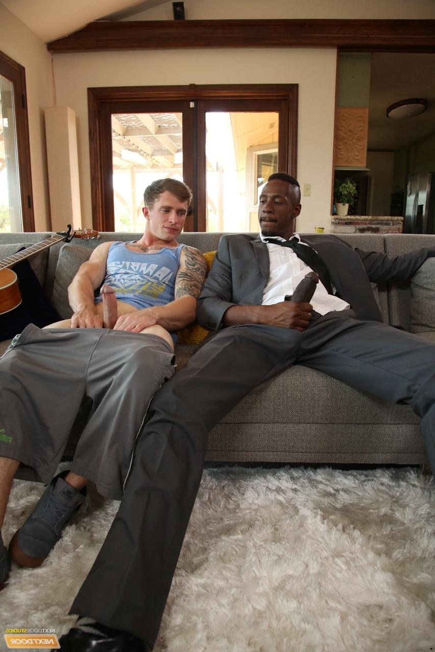 20P A loira gay Markie More fica oralmente satisfeita e fodida pelo garanhão negro Derek Maxum