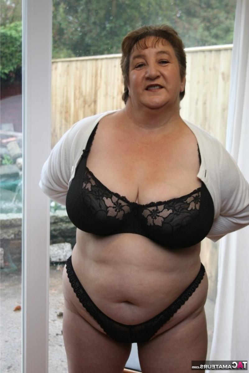 16P Kinky Carol madura e gorda revela seus peitos enormes antes de mostrar seu arbusto