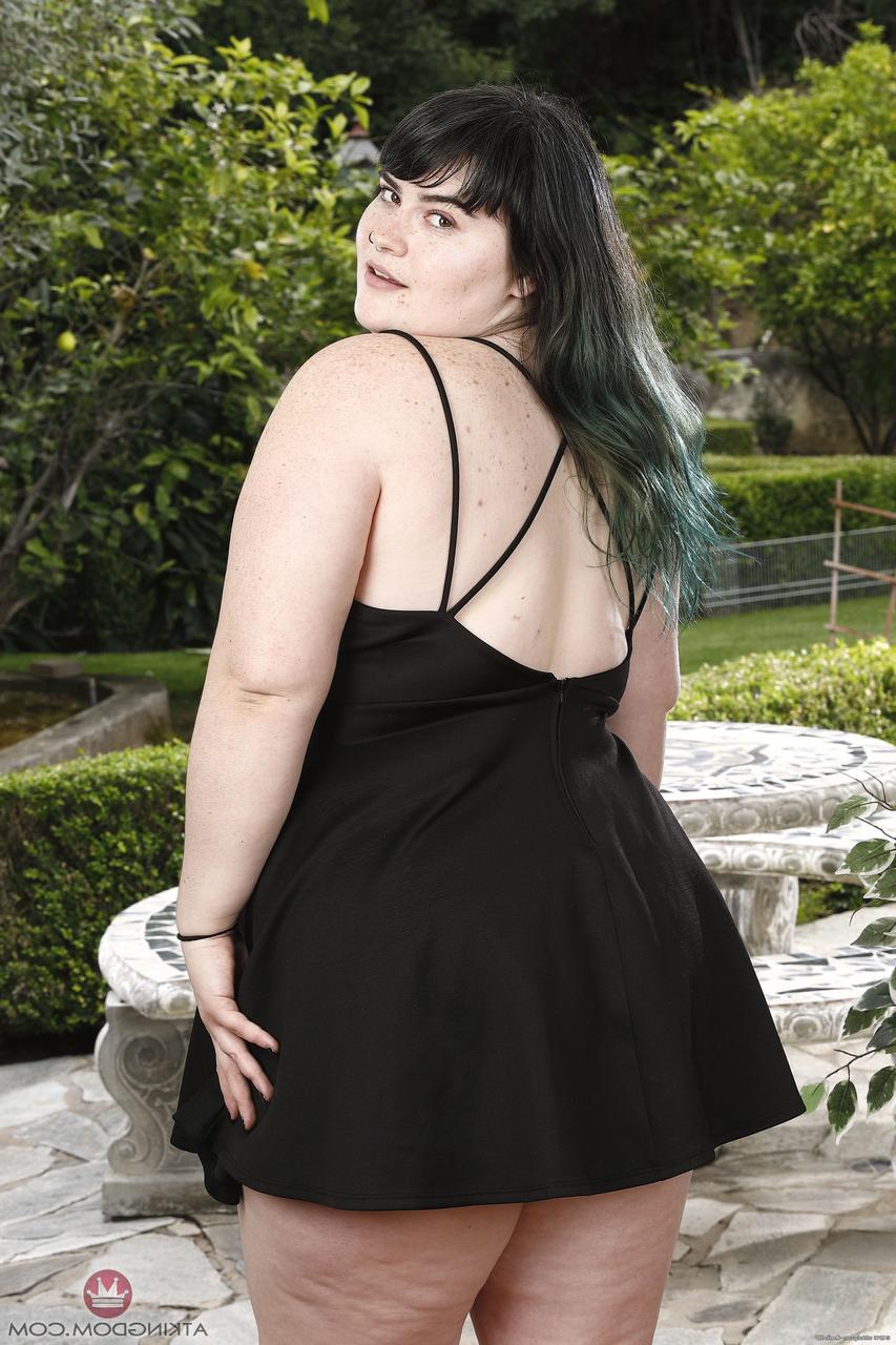 20P La belle BBW Cece Lachey se déshabille et écarte sa chatte poilue de près en plein air.